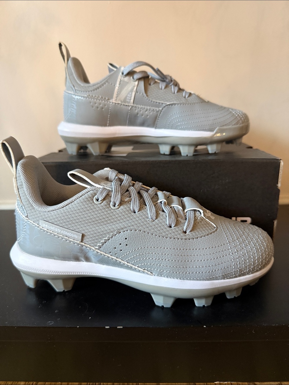 UA Harper 7 Low JR. TPU Athletic Cleats - 2.5 Youth